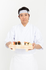 寿司を持つ板前