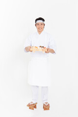 寿司を持つ板前