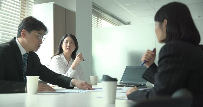 회의실에 모여 회의를 하고있는 직원들 