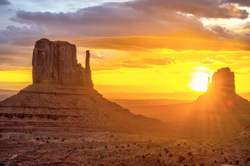 Fototapeta na wymiar Sunrise in the famous Monument Valley in Arizona, USA