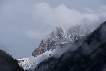 le splendide montagne delle dolomiti immerse in un manto di nuvole, la bellezza delle dolomiti in primavera
