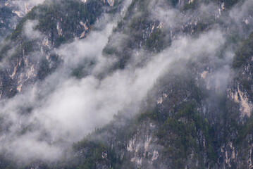 le splendide montagne delle dolomiti immerse in un manto di nuvole, la bellezza delle dolomiti in primavera
