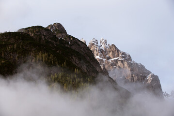 vista panoramica delle montagne contro il cielo, bellissime dolomiti in primavera, tre cime di lavaredo
