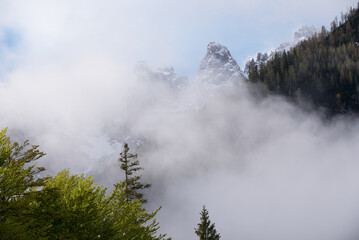 vista panoramica delle montagne contro il cielo, bellissime dolomiti in primavera, tre cime di lavaredo
