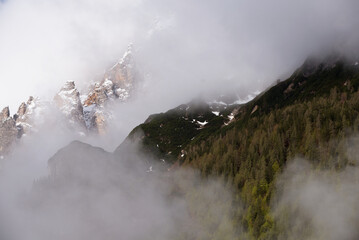le splendide montagne delle dolomiti immerse in un manto di nuvole, la bellezza delle dolomiti in primavera
