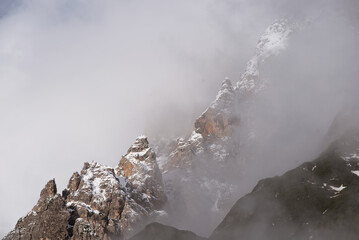 le splendide montagne delle dolomiti immerse in un manto di nuvole, la bellezza delle dolomiti in primavera
