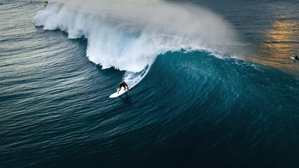 Surfer on a wave in hawaii  - obrazy, fototapety, plakaty