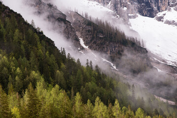 le splendide montagne delle dolomiti immerse in un manto di nuvole, la bellezza delle dolomiti in primavera
