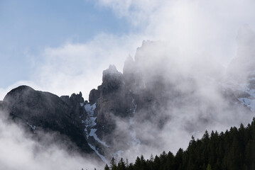 vista panoramica delle montagne contro il cielo, bellissime dolomiti in primavera, tre cime di lavaredo
