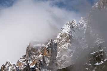 vista panoramica delle montagne contro il cielo, bellissime dolomiti in primavera, tre cime di lavaredo
