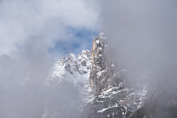 vista panoramica delle montagne contro il cielo, bellissime dolomiti in primavera, tre cime di lavaredo
