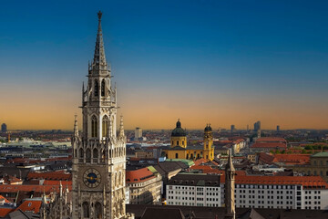 Obraz premium The landscape sunset view with the New Town Hall at Marienplatz Square in Munich, Bavaria, Germany.