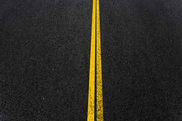 Doubles lignes jaunes sur asphalte 