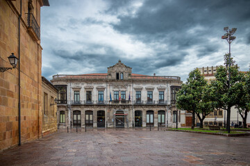 Fototapeta na wymiar Las calles de Oviedo, España, se llenan de las estatuas que celebran gente y momentos importantes en historia