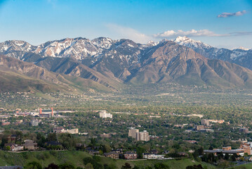 View of the snow capped mountains surrounding Salt Lake City - obrazy, fototapety, plakaty