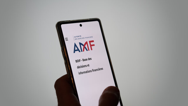 May 16th 2023 France, an investor opening the AMF Autorit&eacute; des march&eacute;s financiers site on a phone. Translation of French : BDIF basis for decisions and financial information.