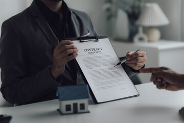real estate agent Delivering sample homes to customers, mortgage loan contracts. Make a contract for hire purchase and sale of a house. and home insurance contracts, home mortgage loan concepts