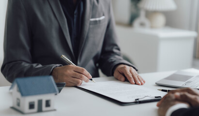 real estate agent Delivering sample homes to customers, mortgage loan contracts. Make a contract for hire purchase and sale of a house. and home insurance contracts, home mortgage loan concepts