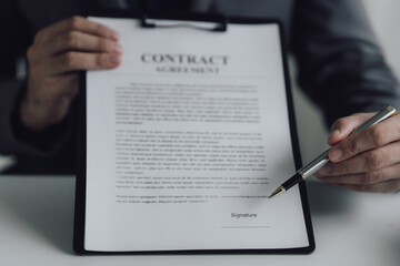 real estate agent Delivering sample homes to customers, mortgage loan contracts. Make a contract for hire purchase and sale of a house. and home insurance contracts, home mortgage loan concepts