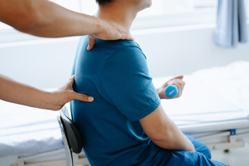 Obraz premium Doctor consulting with patient Back problems Physical therapy concept