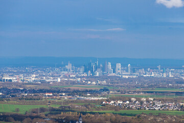 Stadtlandschaft mit Wolken 