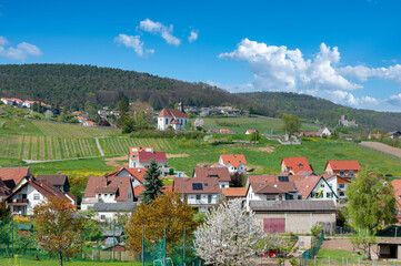 Ortsbild von Gleiszellen-Gleishorbach mit St Dionysius Kapelle. Region Pfalz im Bundesland Rheinland-Pfalz in Deutschland