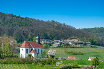 Ortsbild von Gleiszellen-Gleishorbach mit St Dionysius Kapelle. Region Pfalz im Bundesland...