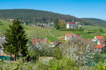 Ortsbild von Gleiszellen-Gleishorbach mit St Dionysius Kapelle. Region Pfalz im Bundesland Rheinland-Pfalz in Deutschland