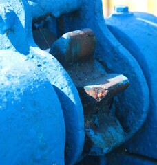 Metalowy detal tamy wodnej © Grzegorz