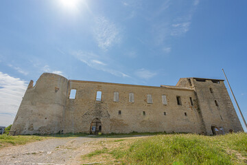 Fototapeta na wymiar Château des Templiers dans la ville de Gréoux-les-Bains, Provence, France