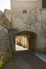Fototapeta na wymiar porte voutée en pierre dans les rues de la ville de Gréoux-les-Bains