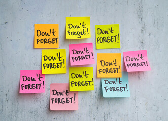 Sticky notes with don't forget message 