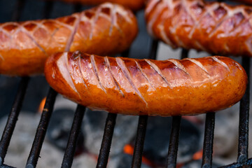 Pięknie zrumieniona kiełbaska pieczona na grillu  © Paweł Kacperek