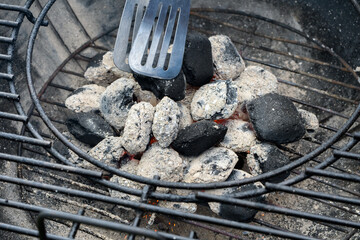 Kawałki brykietu drzewnego rozpalane na grilla