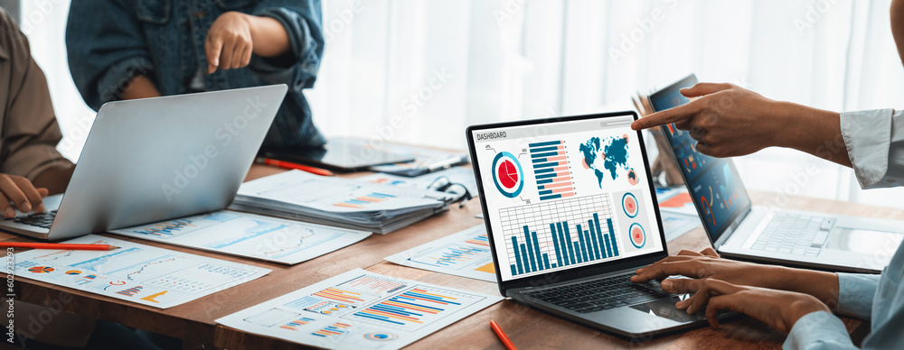 Leinwandbilder panorama shot analyst team utilizing bi fintech to analyze financial report with laptop. businesspeo