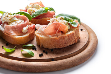 Deliziosi crostini con prosciutto e formaggio, antipasto italiano 
