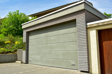 Moderne Beton-Garage mit Automatik-Tor in der Hauszufahrt
