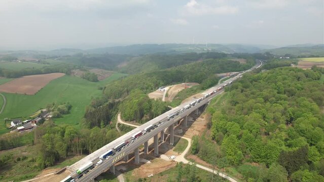 R&uuml;ckstau auf der gesperrten Autobahn A 45 Sauerlandlinie / Talbr&uuml;cke Sterbecke / vor Ausfahrt L&uuml;denscheid Nord 