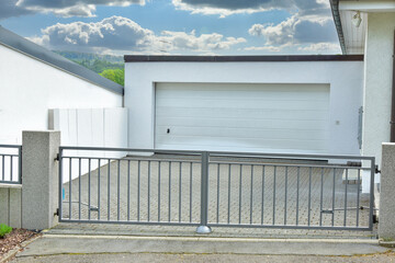 Moderne Beton-Garage mit Automatik-Tor in der Hauszufahrt