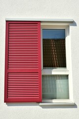 Moderne Fenster in einer gemauerten, verputzten und gestrichenen Fassade eines modernen Wohnhauses
