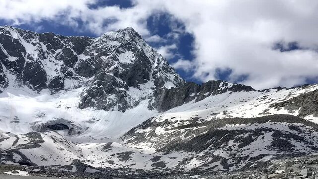 Timelapse della cima del Monte Adamello innevato