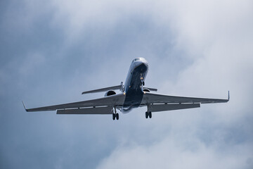 Fototapeta na wymiar Airliner bei der Landung mit Wolkenhintergrund 