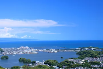 Foto op Plexiglas Nanpubrug 浦戸大橋と高知新港を眺める　（高知県　鷲尾山山頂より）