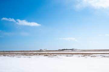 Fototapeta na wymiar 野付半島の大地、白い空と白い雪