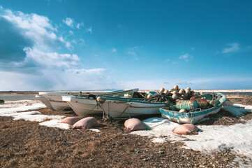 野付半島の海岸にて綺麗な空と難破船、漁具と浮き球
