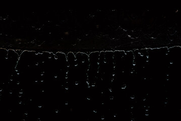 gotas de lluvia con fondo negro