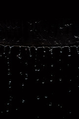 gotas de lluvia con fondo negro
