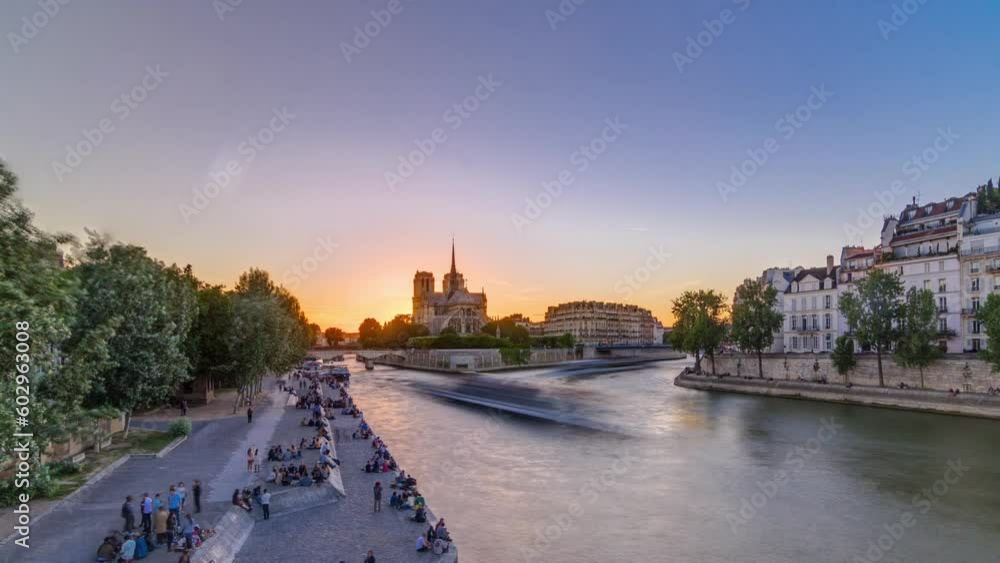 Wall mural rear view of notre dame de paris cathedral at sunset with sun in the frame timelapse. panoramic view