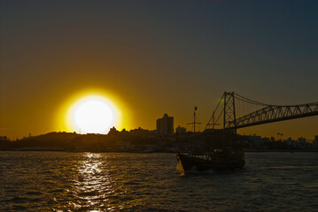 Fototapeta na wymiar .Sunset at the Hercílio Luz bridge in Florianopolis