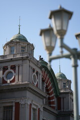 Fototapeta na wymiar 大阪中之島中央公会堂と街灯の前ボケ